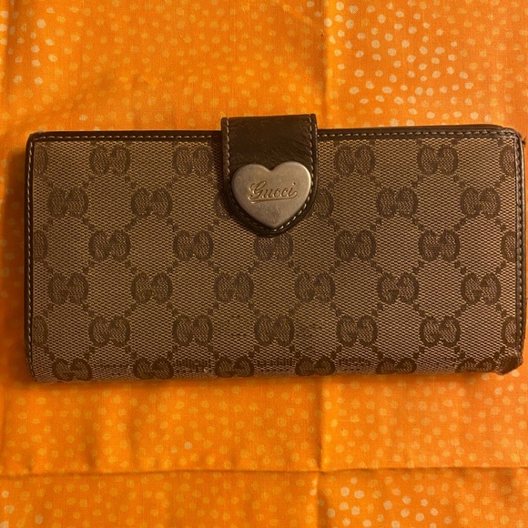 Authentic Gucci Wallet with heart clasp - Picture 1 of 7